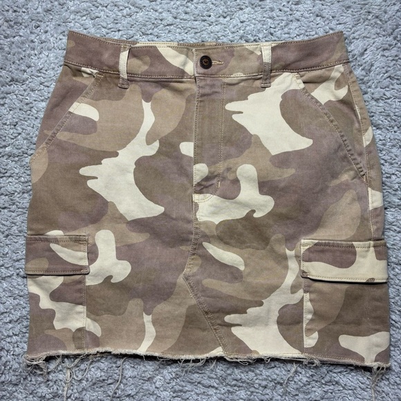 Hollister Skirt Womens 7 Ultra High Rise Stretch Camouflage Raw Hem 6 Pockets - Picture 1 of 3